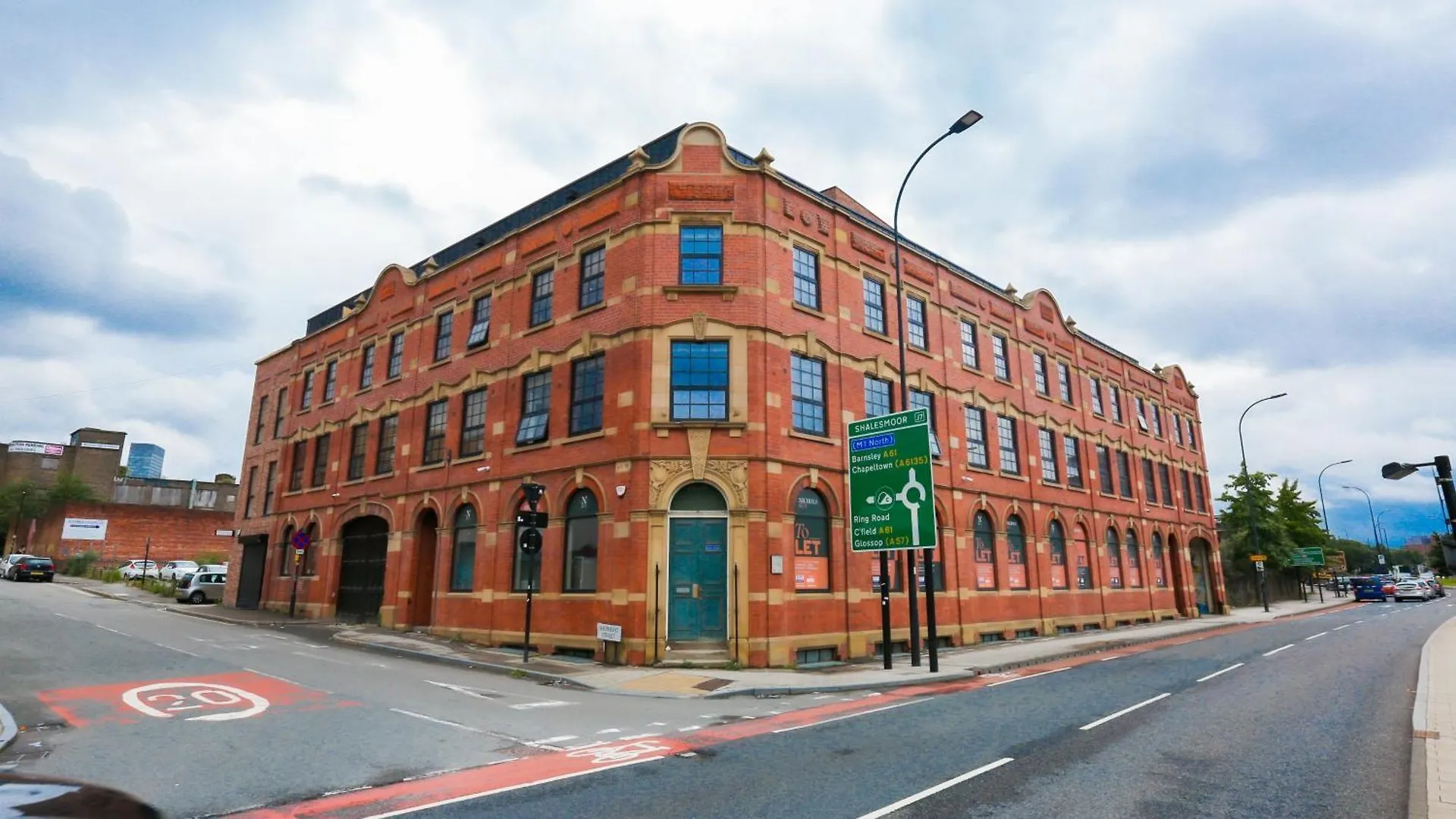 Stayzo_Nichols Building_Spacious 3-Bedroom Apartment Sheffield